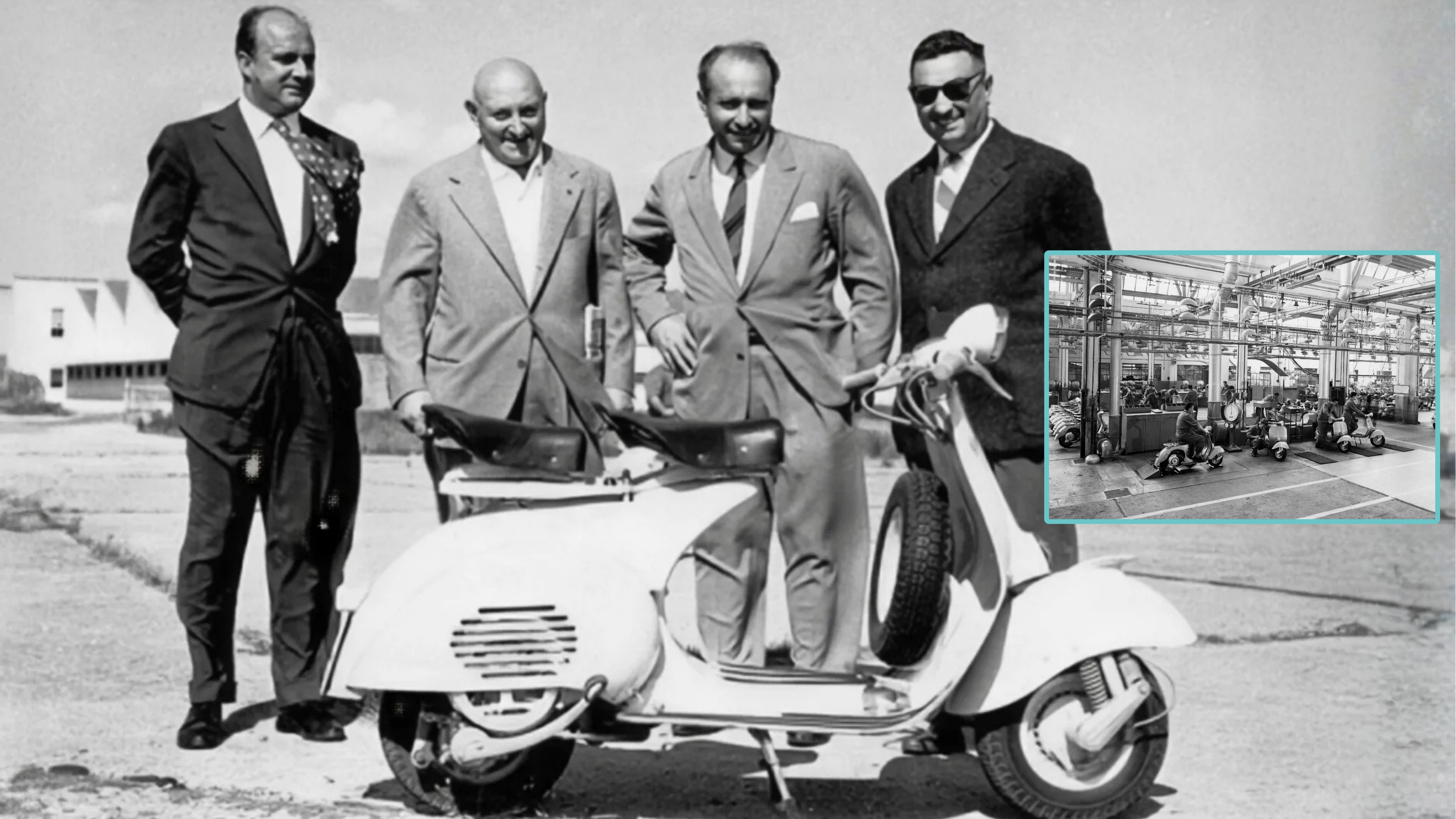 Piaggio yöneticileri ilk Vespa modeliyle, arka planda fabrika üretim hattı